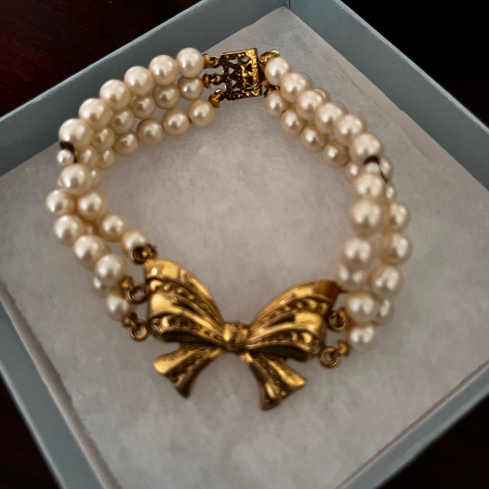 Vintage 1928 Goldtone & “Pearl” Bracelet